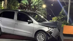 Carro bate em canteiro da Pra&ccedil;a da Catedral em Divin&oacute;polis