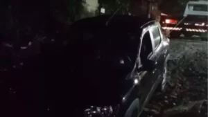 Carro cai em cratera no bairro Nossa Senhora das Gra&ccedil;as em Divin&oacute;polis