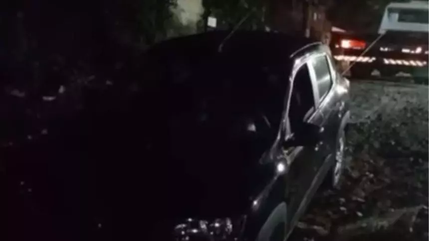 Carro cai em cratera no bairro Nossa Senhora das Gra&ccedil;as em Divin&oacute;polis
