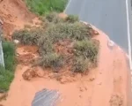 V&Iacute;DEO: Deslizamento de terra complica tr&acirc;nsito na Trincheira em Divin&oacute;polis