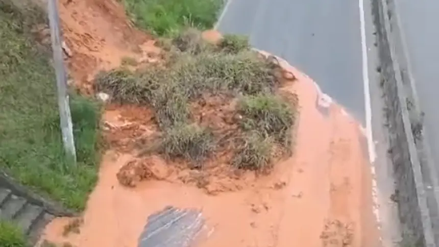 VÍDEO: Deslizamento de terra complica trânsito na Trincheira em Divinópolis
