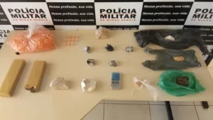 PM cumpre mandado de busca e apreensão e localiza drogas em residência de Lagoa da Prata
