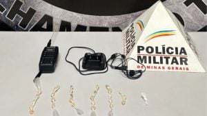PM apreende pedras de crack e rádio comunicador em Itaúna