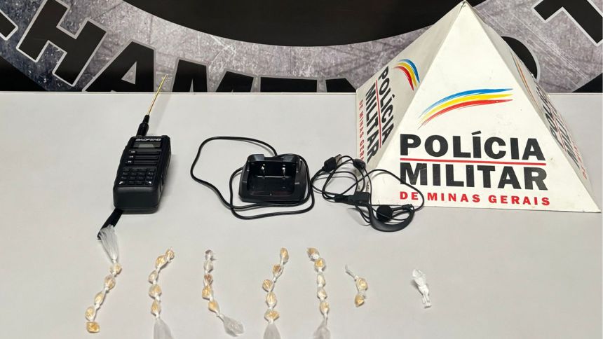 PM apreende pedras de crack e r&aacute;dio comunicador em Ita&uacute;na