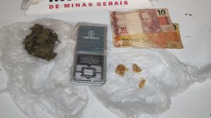 Homem &eacute; preso com drogas no bairro Esplanada, em Divin&oacute;polis