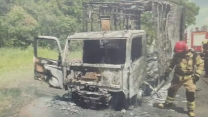 Inc&ecirc;ndio &eacute; registrado em caminh&atilde;o ba&uacute; na MG-050