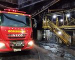 Bombeiros combatem inc&ecirc;ndio em dep&oacute;sito de carv&atilde;o em Divin&oacute;polis