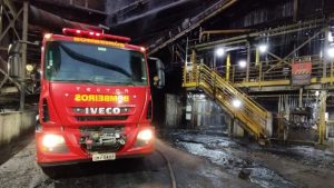 Bombeiros combatem inc&ecirc;ndio em dep&oacute;sito de carv&atilde;o em Divin&oacute;polis