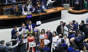 Congresso derruba veto de Lula e mant&eacute;m marco temporal ind&iacute;gena