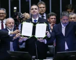 Congresso promulga emenda constitucional da reforma tribut&aacute;ria