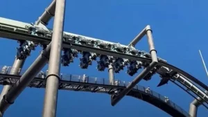 Turistas ficam presos de cabe&ccedil;a para baixo a 45 metros de altura em montanha-russa