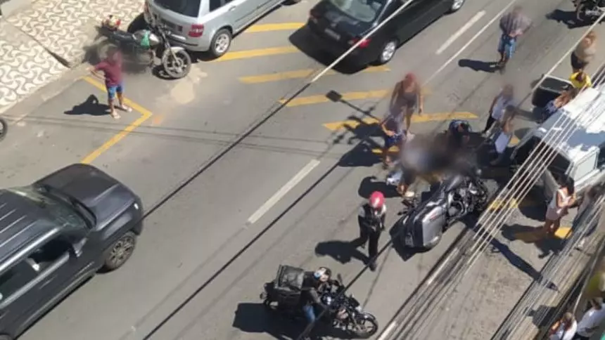 Motociclista fica ferido ap&oacute;s batida com carro na Avenida Paran&aacute; em Divin&oacute;polis