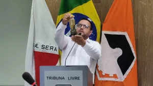 Vereador desafia governador a beber &aacute;gua da COPASA direto da torneira