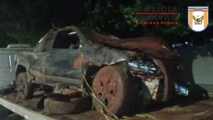 Caminhonete capota na MG-423 em Papagaios e deixa dois feridos