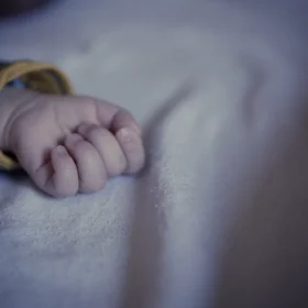 Bebê vítima da madrasta deixa CTI; Conselho Tutelar observa situação das outras crianças da família