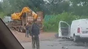 Van colide com carreta na BR-494, em Divin&oacute;polis