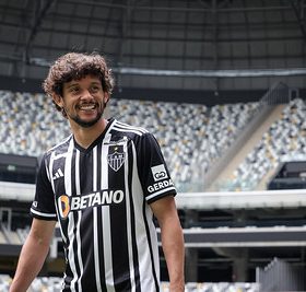 Atl&eacute;tico apresenta Gustavo Scarpa