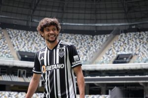 Atl&eacute;tico apresenta Gustavo Scarpa
