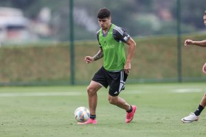 Galo renova com destaque da base