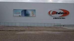 Ap&oacute;s forte chuva que afetou parte da estrutura da Divine Vidros, empresa retoma atividades