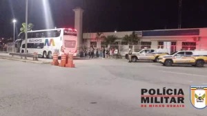 PMR prende dois acusados de tr&aacute;fico de drogas durante fiscaliza&ccedil;&atilde;o em &ocirc;nibus na MG-050 em Divin&oacute;polis
