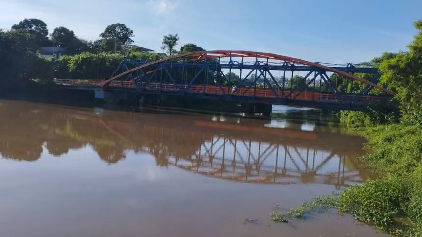 Confira fotos do Rio Itapecerica nesta terça (16) em Divinópolis, após constantes chuvas