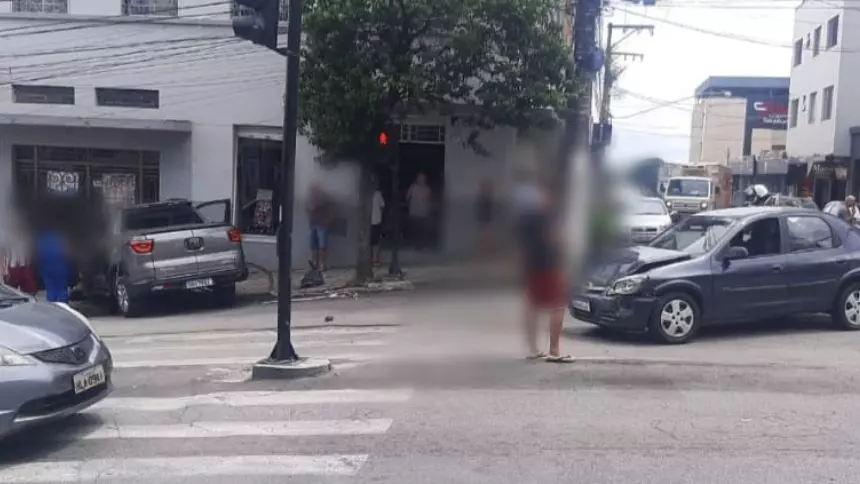 Acidente entre dois carros deixa homem ferido no Porto Velho
