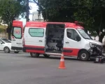 Acidente no Centro de Divinópolis deixa motociclista ferido