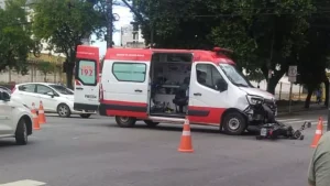 Acidente no Centro de Divinópolis deixa motociclista ferido