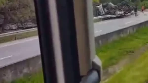 M&atilde;e e filha morrem em tombamento de caminh&atilde;o na BR-381