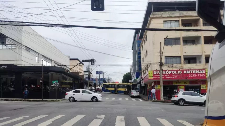 &Ocirc;nibus se envolve em acidente no Centro de Divin&oacute;polis