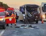 Nova Serrana: Acidente entre carreta e ônibus deixa 11 feridos, uma vítima está em estado grave