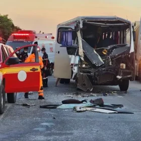 Nova Serrana: Acidente entre carreta e ônibus deixa 11 feridos, uma vítima está em estado grave