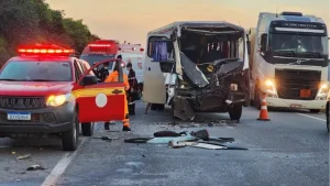 Nova Serrana: Acidente entre carreta e &ocirc;nibus deixa 11 feridos, uma v&iacute;tima est&aacute; em estado grave