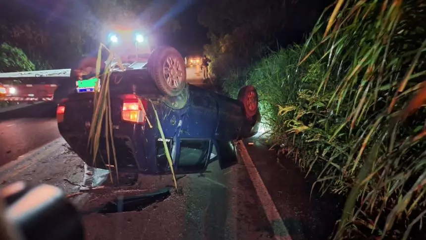 Adolescente fica ferido após capotamento de carro na MG-170 em Pains