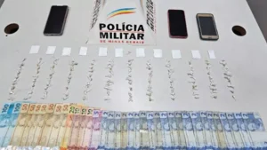 Trio &eacute; preso com 121 pedras de crack em Nova Serrana