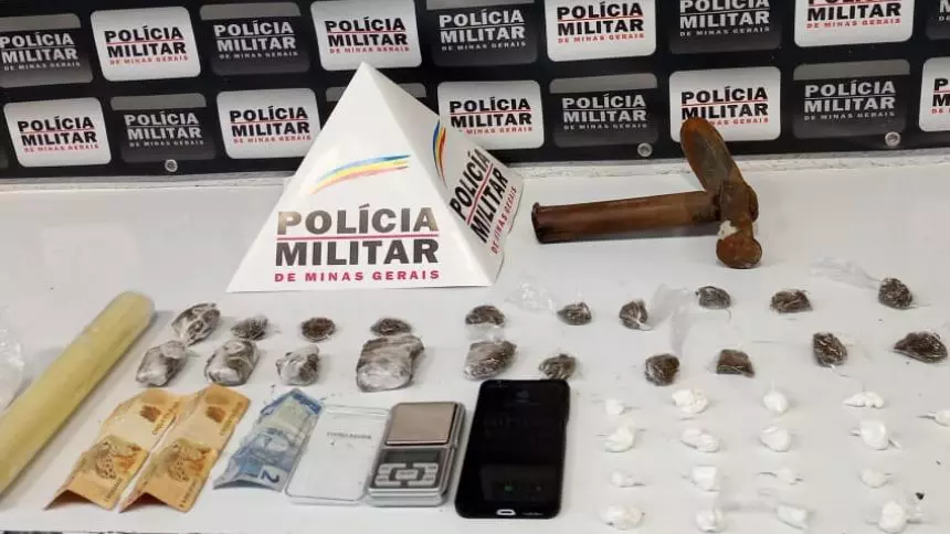 Drogas s&atilde;o apreendidas em casa abandonada no Belvedere em Divin&oacute;polis; dupla &eacute; detida