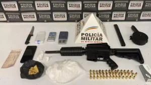 PM apreende submetralhadora, munições e drogas no Centro de Divinópolis