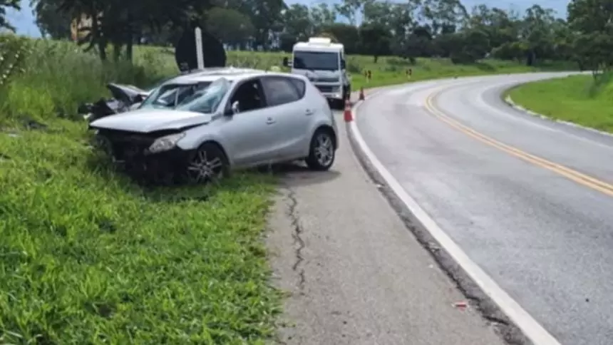 Pedra do Indaiá: Carros batem de frente e 4 pessoas ficam feridas