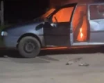 Grupo ateia fogo em carro no bairro Jardin&oacute;polis