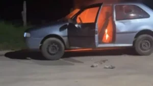 Grupo ateia fogo em carro no bairro Jardin&oacute;polis