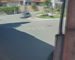 Sem motorista, carro fantasma bate em muro de pizzaria em Oliveira