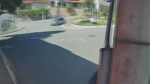 Sem motorista, carro fantasma bate em muro de pizzaria em Oliveira