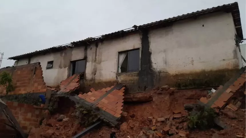 Divinópolis: Parte de residência desaba no São Roque; 4 pessoas ficam desabrigadas