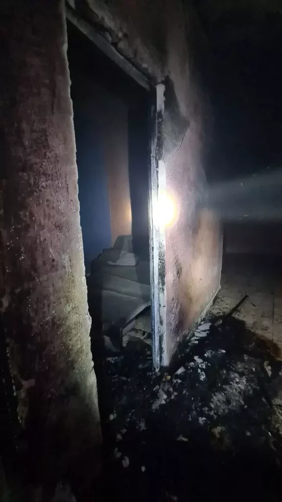 Formiga: Bombeiros combatem incêndio em residência