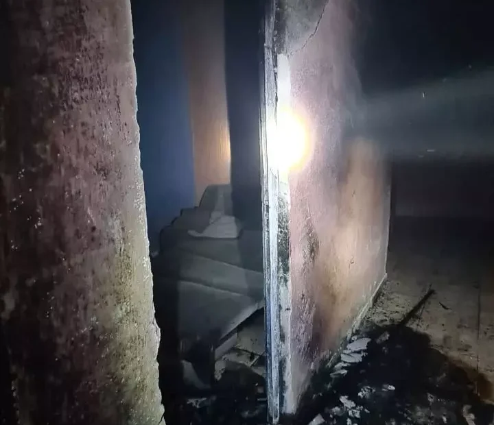 Formiga: Bombeiros combatem incêndio em residência