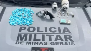 PM apreende pedras de crack e 150 microtubos de coca&iacute;na no Manoel Valinhas; homem &eacute; preso