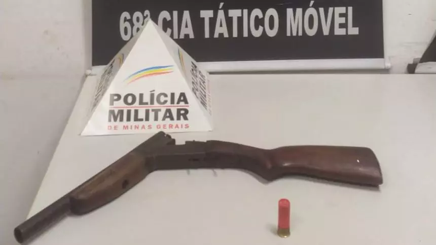 Nova Serrana: Ap&oacute;s den&uacute;ncia de tr&aacute;fico e disparos de arma de fogo, espingarda &eacute; apreendida e homem &eacute; detido