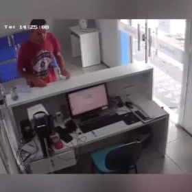VÍDEO: homem furta celular dentro de clínica em Divinópolis