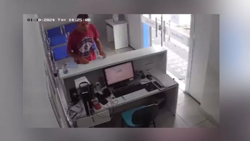 VÍDEO: homem furta celular dentro de clínica em Divinópolis